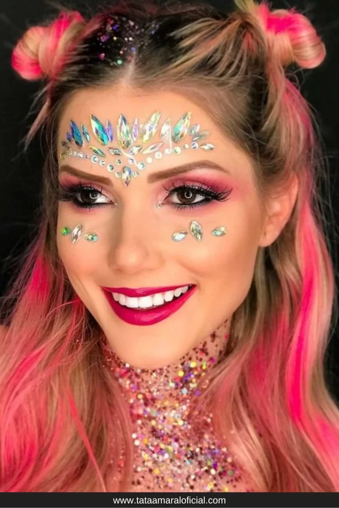 maquiagem para carnaval 2024 com pedras azuis, sombra vermelha esfumada e batom vermelho