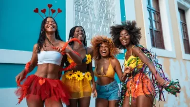 pessoas-felizes-festejando-o-carnaval-que-dia-e-o-carnaval-2024-carnaval-e-feriado-ou-ponto-facultativo