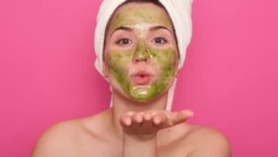 tendencias-de-skincare-para-2024-mulher-com-máscara-no-rosto-fazemdo-skincare-e-mandando-beijo