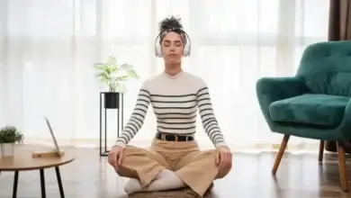mulher-com-fono-de-ouvido-praticando-a-meditação-mindfulness-guiada-