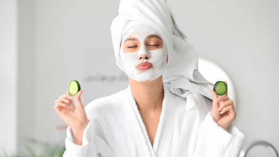 mulher-relaxando-com-máscara-facial-glow-up-de-inverno