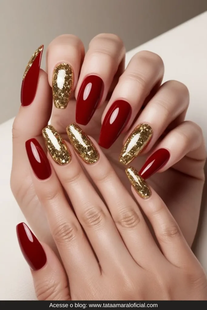 Tendências-de-unhas-decoradas-para-o-natal-vermelhas-com-detalhes-dourados