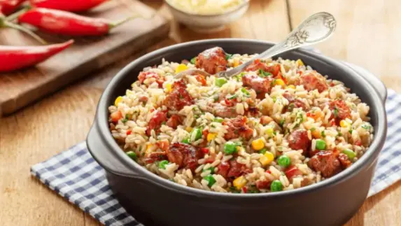 receita-de-arroz-de-linguica-com-milho-receita-facil-pratica-e-deliciosa-blog-tata-amaral-